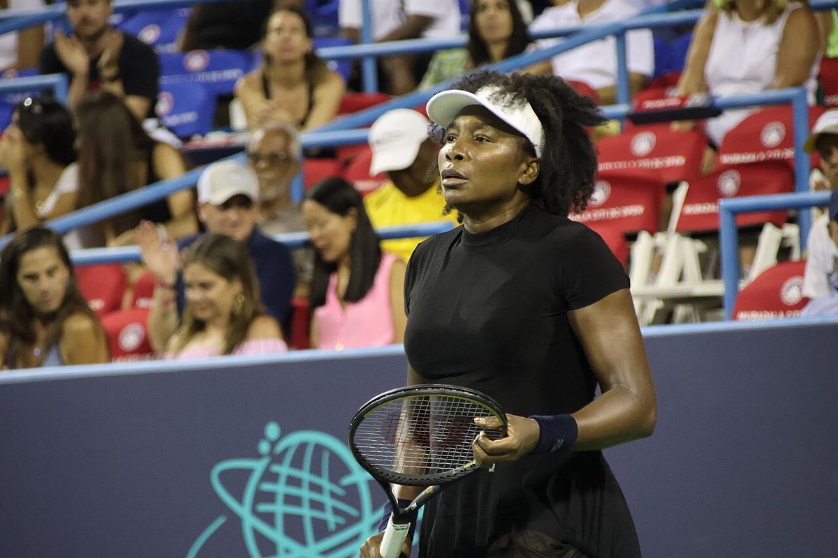 Venus Williams în timpul unui meci de tenis la turneul de la Washington, 2025.