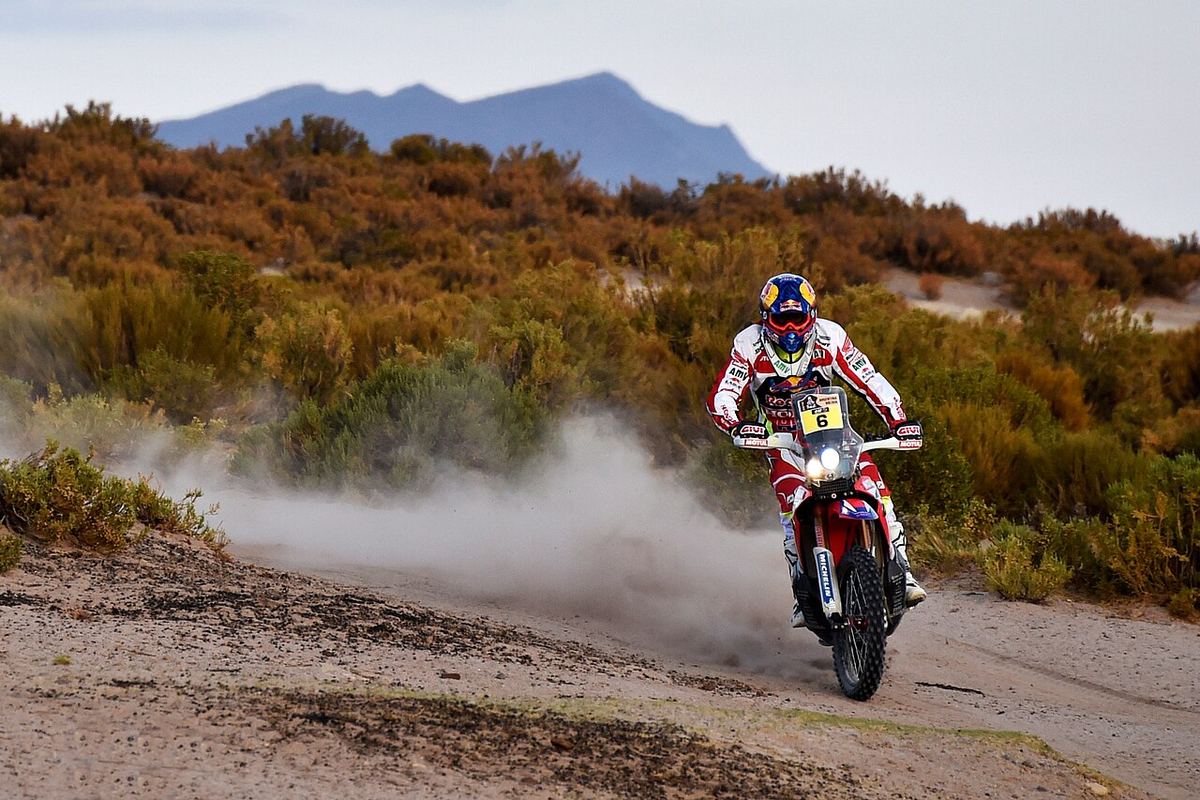 Joan Barreda, pilot de motocicletă la Raliul Dakar 2016, în echipamentul echipei AMV Asesores.