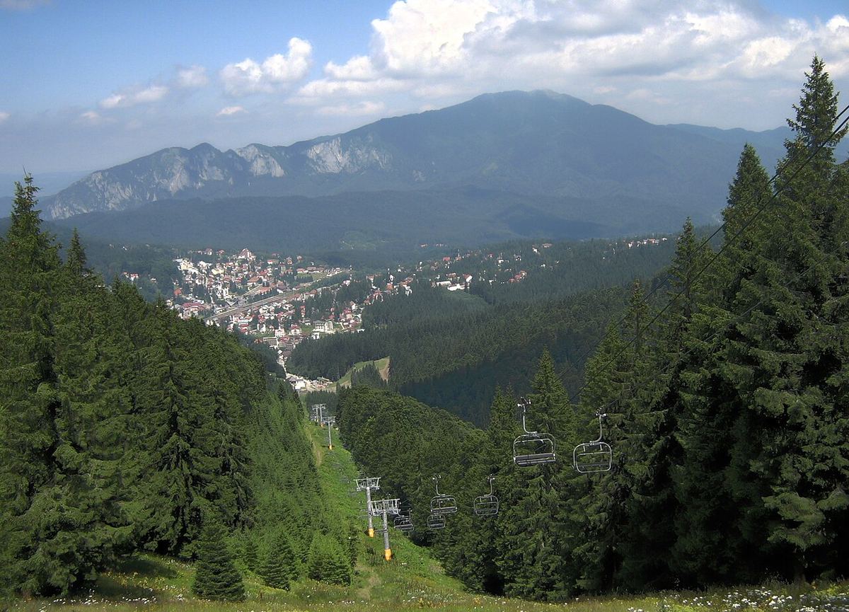 Muntele Postăvaru și orașul Predeal, văzute de pe muntele Clăbucet, în Carpații Românii.