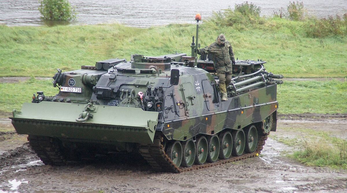 Vehicul de recuperare Bundeswehr Büffel BPz3 la locul prăbușirii podului Carolabrücke din Dresda, 2024.