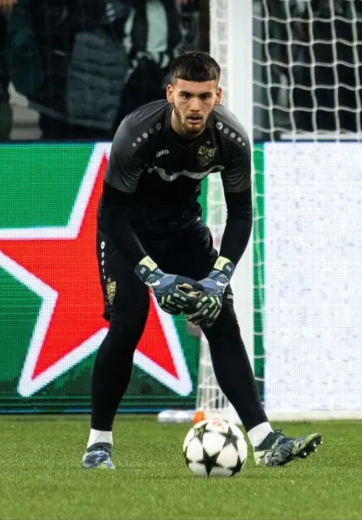 Dennis Seimen, portarul VfB Stuttgart, în încălzire înainte de meciul din Liga Campionilor cu Juventus.