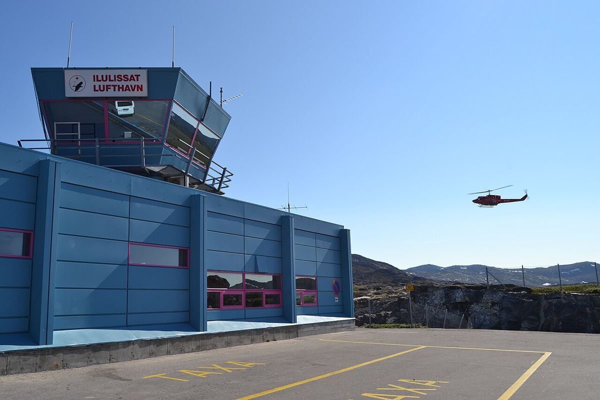 Elicopterul Air Greenland Bell 212 (OY-HCY) pe aeroportul din Ilulissat, Groenlanda.