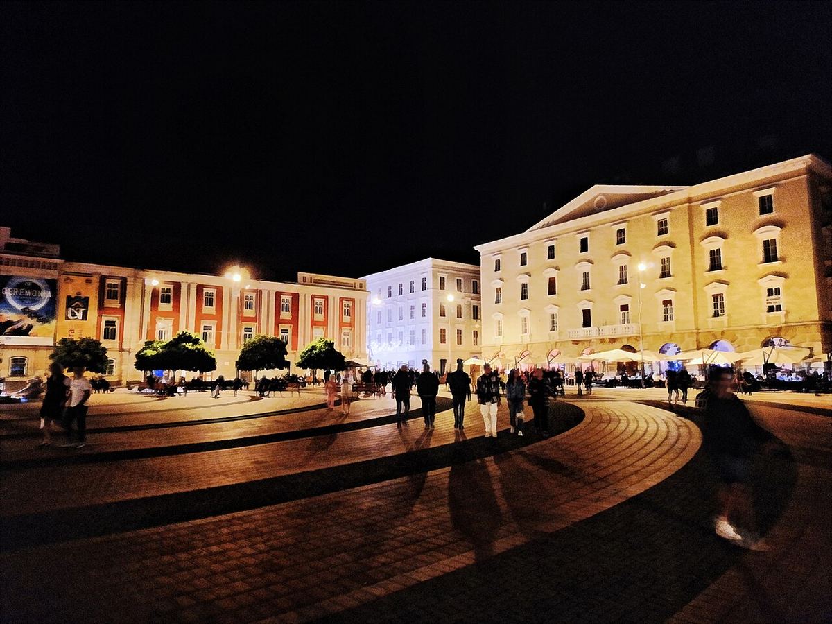 Piața Libertății din Timișoara noaptea, văzută spre Piața Unirii, cu clădiri iluminate și străzi din centrul orașului.