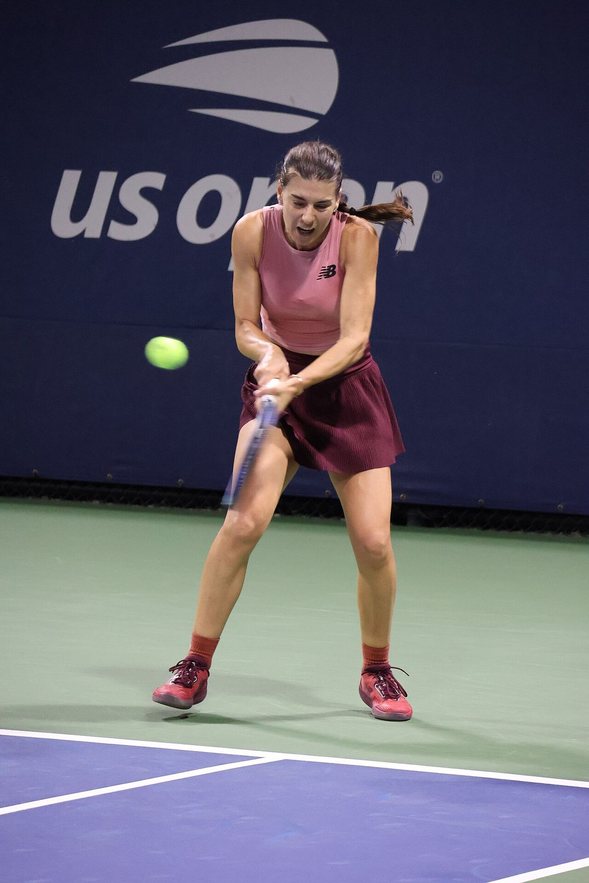 Sorana Cîrstea lovind cu racheta în timpul unui meci la US Open 2023 (fotografie de arhivă).
