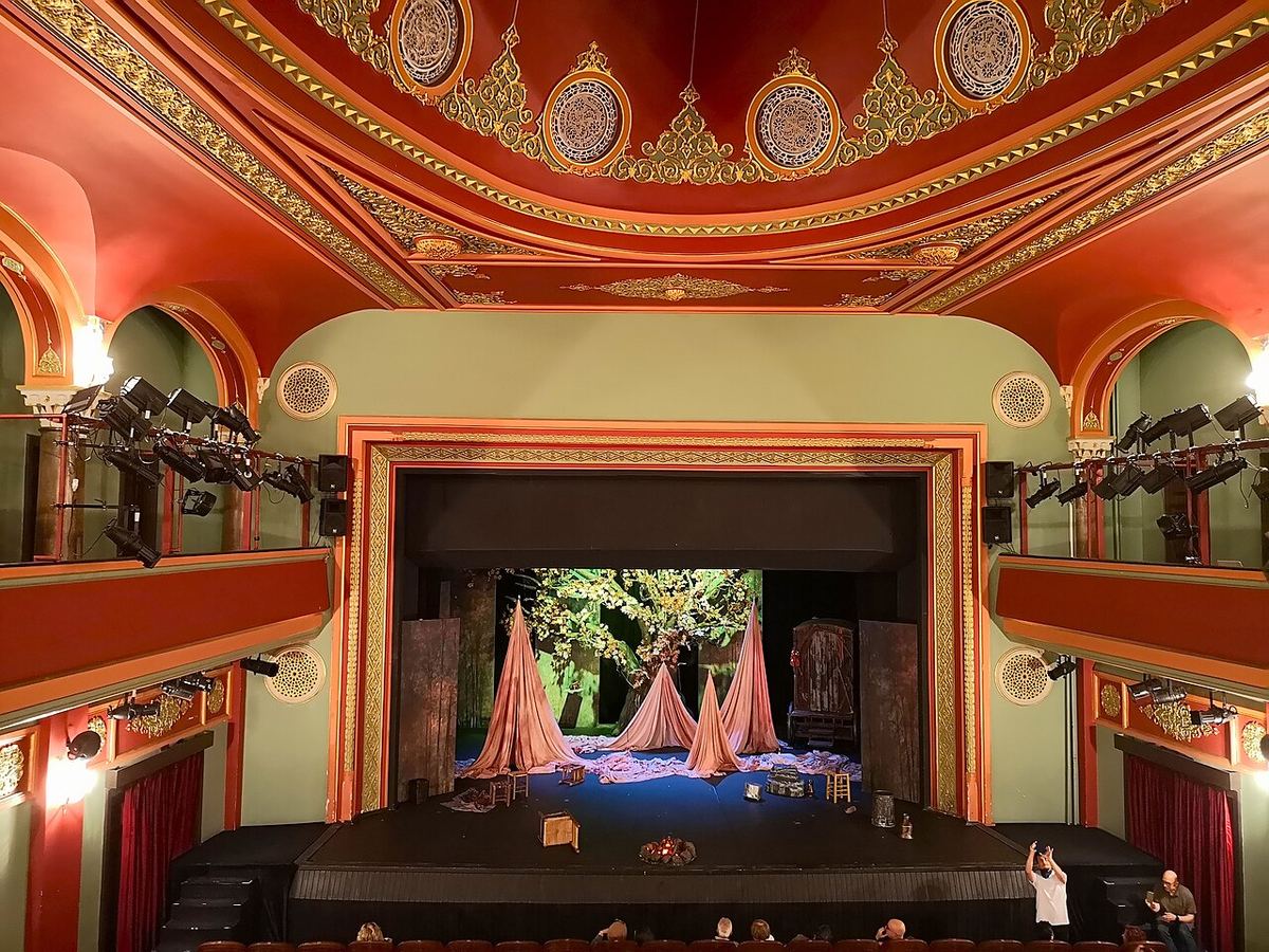 Scenă de teatru cu actori pe scenă, fotografie ilustrativă dintr-un spectacol.
