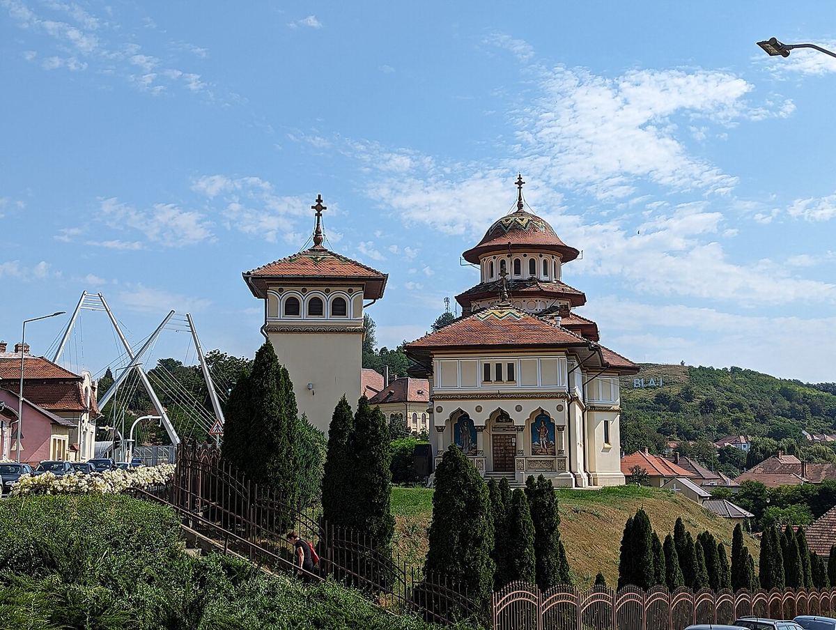 Biserica Sfântul Apostol Andrei și Sfântul Mare Mucenic Gheorghe din Blaj, cu turnurile și cupola ei, pe o zi senină.