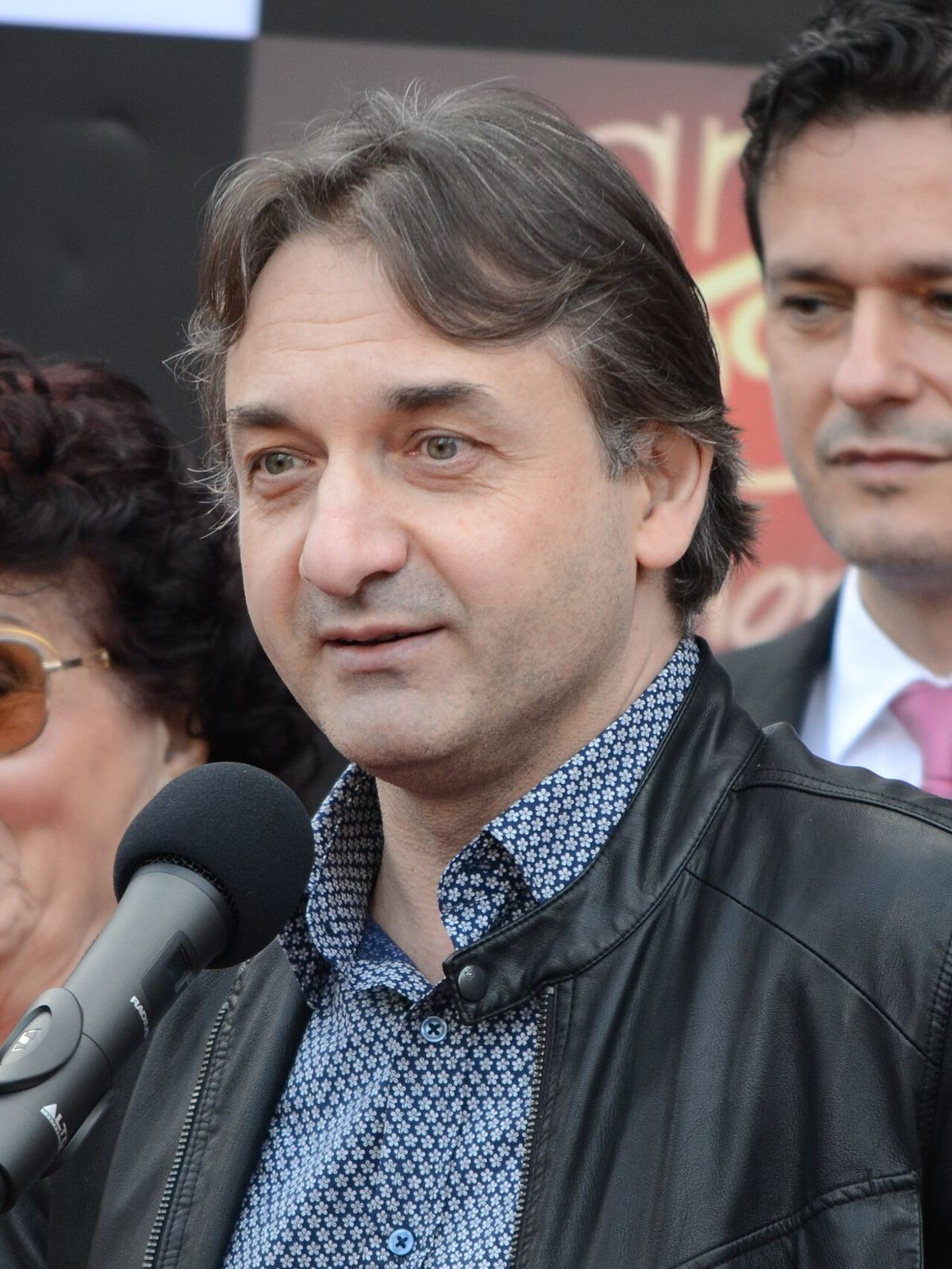 Regizorul Felix Alexa vorbind la un eveniment de pe Aleea Celebrităților din București, în 2016.