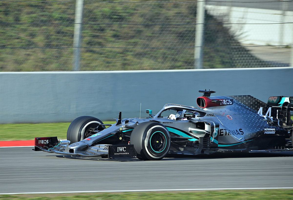 Lewis Hamilton la volanul monopostului Mercedes W11, în timpul zilelor de testare F1 din 2020