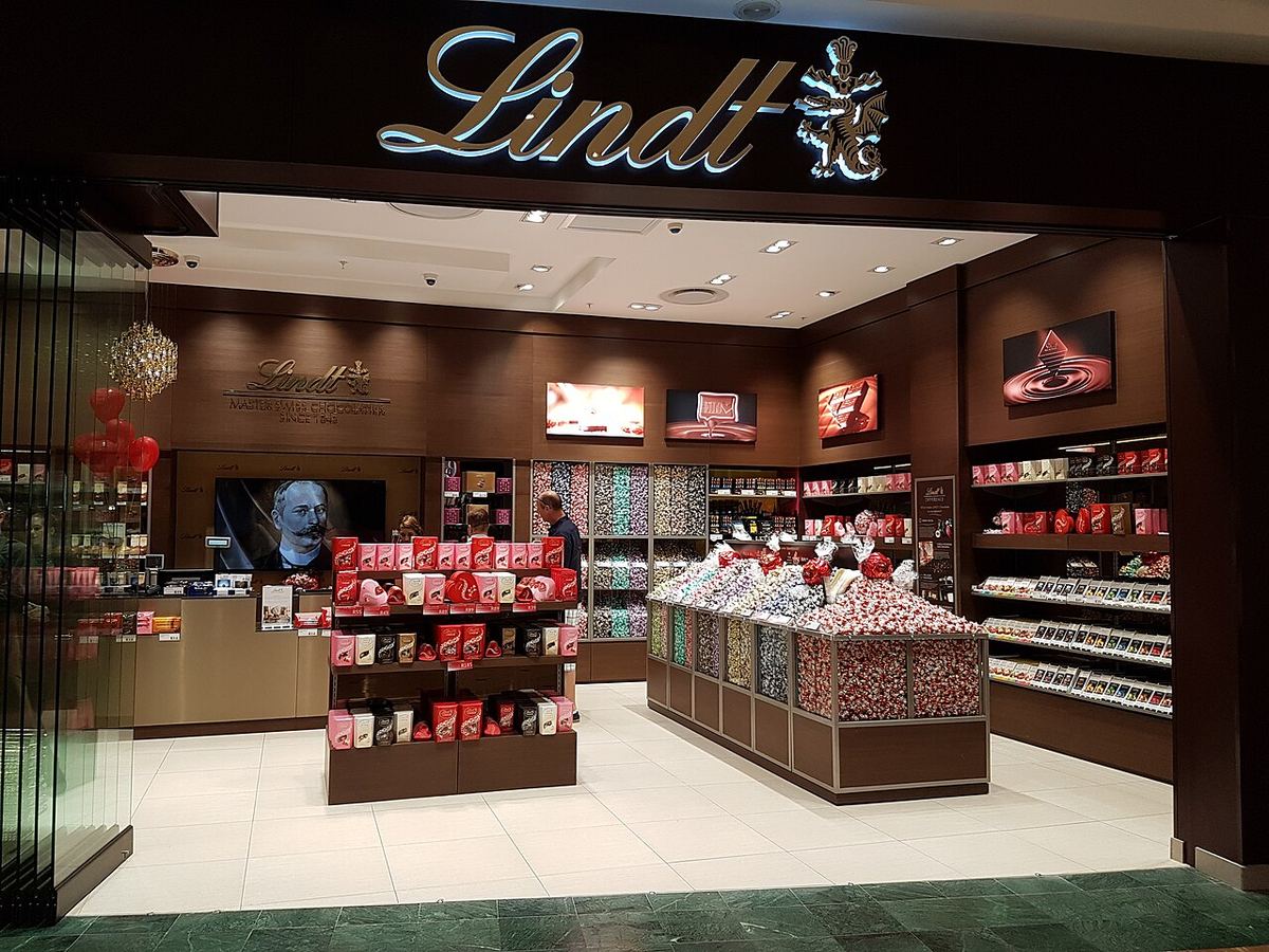Magazinul Lindt din centrul comercial Canal Walk din Cape Town, Africa de Sud.