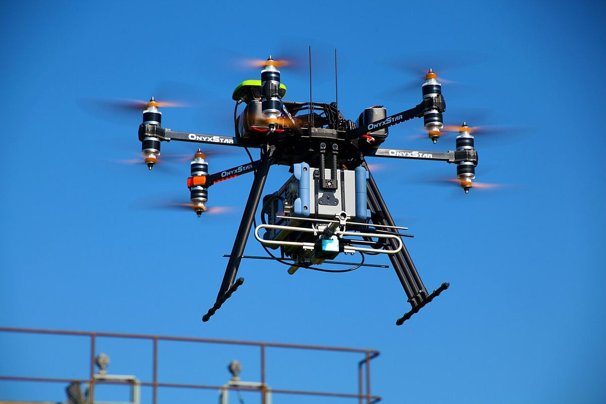 Dronă hexacopter cu rotoare coaxiale care transportă aparate de măsurare, imagine ilustrativă.