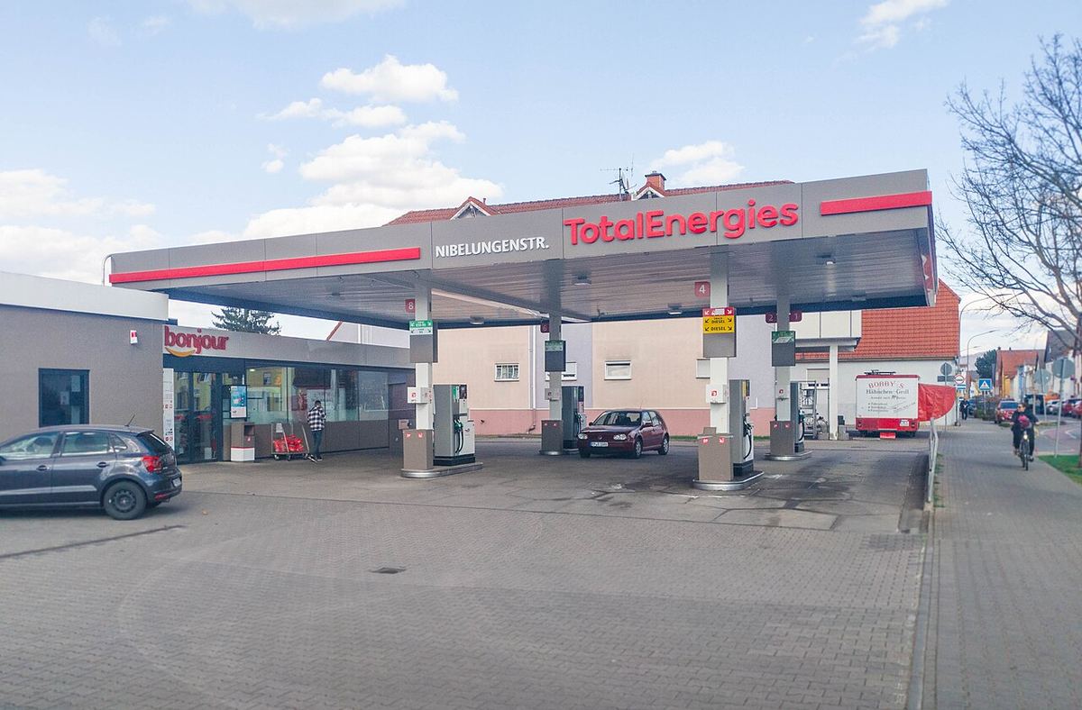 Stație de benzină TotalEnergies pe Nibelungenstraße din Lorsch, Germania.