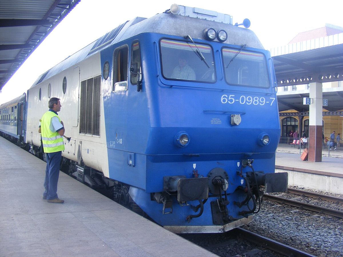 Locomotivă CFR într-o gară, lângă peron