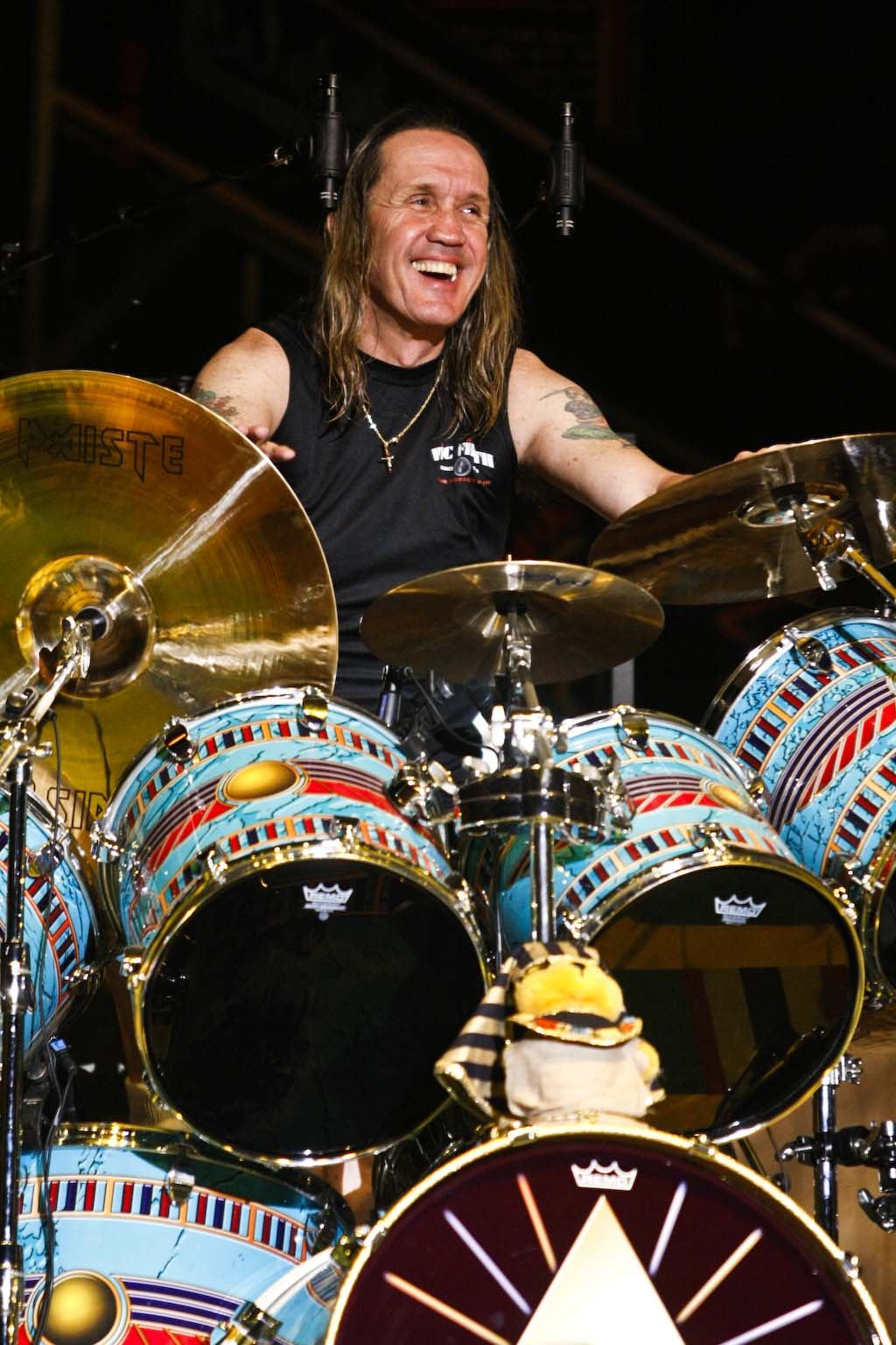 Nicko McBrain, fostul baterist al trupei Iron Maiden, fotografiat în timpul unui eveniment.