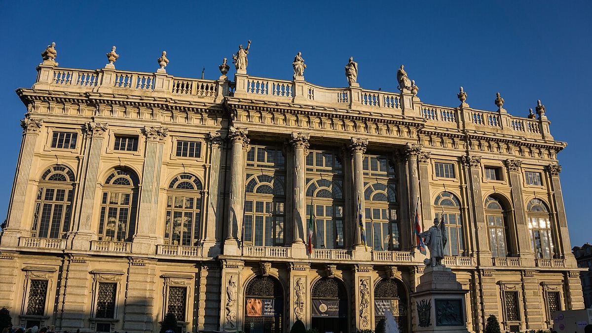 Palazzo Madama din Torino, luminat de lumina de sfârșit de septembrie, fotografiat din exterior.