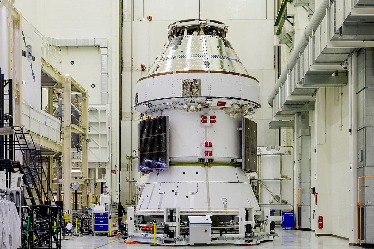 Aripile panourilor solare ale navei Orion pentru Artemis II, instalate în clădirea Operations and Checkout de la Centrul Spațial Kennedy, Florida.