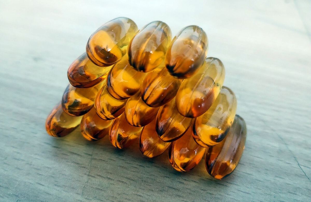 Capsule moi de ulei de pește omega-3, de 2000 mg, fotografiate pe o suprafață.