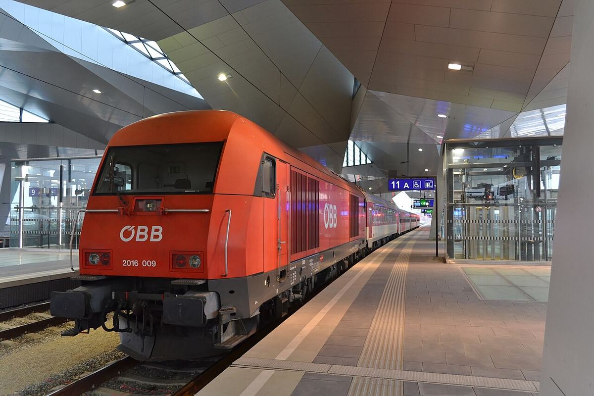 Tren ÖBB în Gara Centrală din Viena (Wien Hauptbahnhof), imagine ilustrativă.