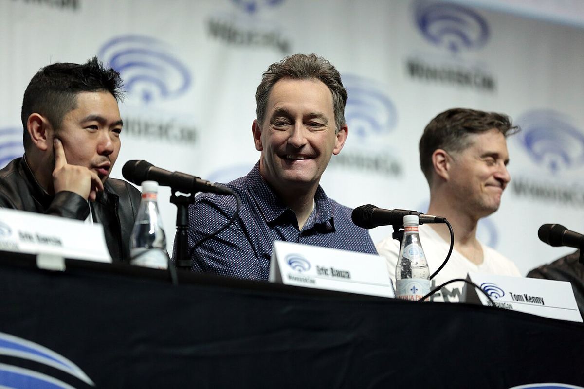 Eric Bauza, Tom Kenny și Yuri Lowenthal vorbind la WonderCon 2018, în Anaheim, California.