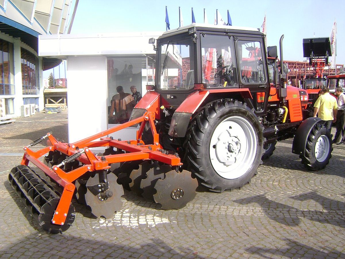 Tractor cu grapă la o expoziție agricolă