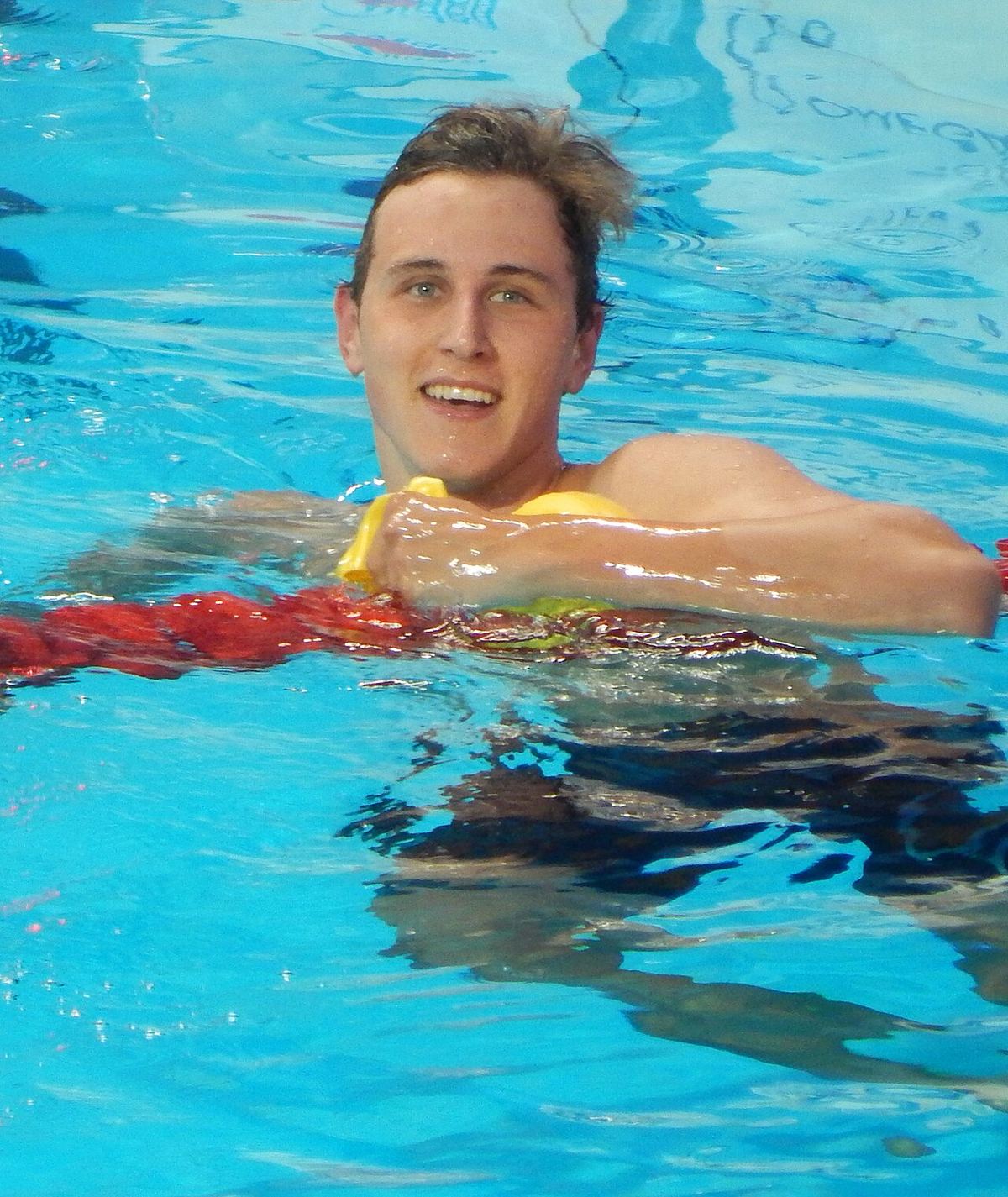 Cameron McEvoy zâmbind într-un bazin cu culoare de înot, după o serie de 200 m liber la Kazan, 2015 (imagine de arhivă).