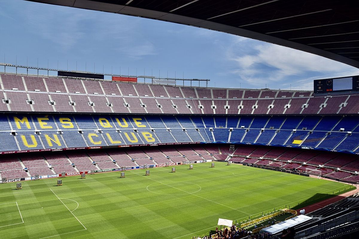 Stadionul Camp Nou din Barcelona, fotografiat din exterior.
