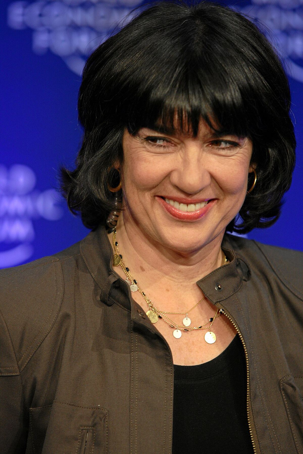 Christiane Amanpour zâmbind, într-un cadru de la Forumul Economic Mondial din 2009 (fotografie de arhivă).