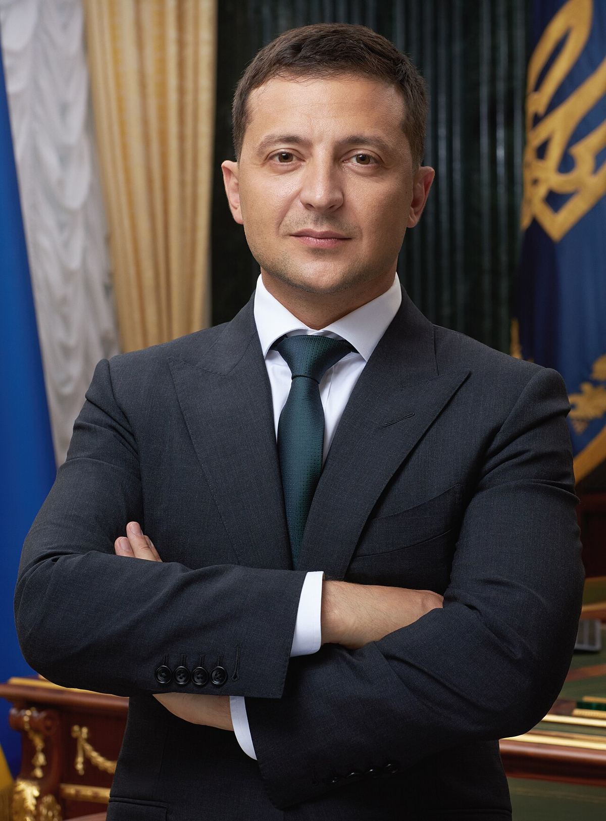 Volodimir Zelenski în portretul oficial, cu brațele încrucișate