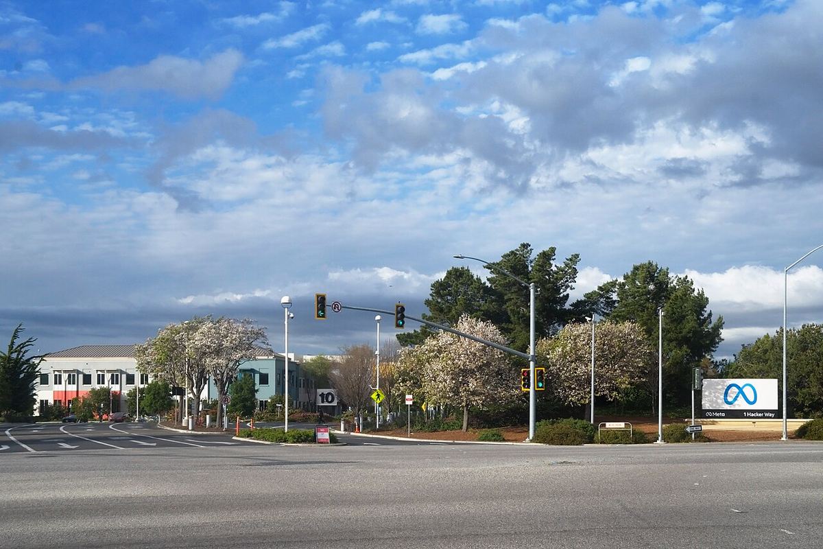 Indicatorul de la intrarea în sediul Meta din Menlo Park, California