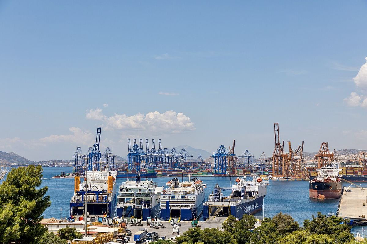 Vedere a portului Pireu din dealurile Keratsini, cu terminale de containere și nave comerciale.