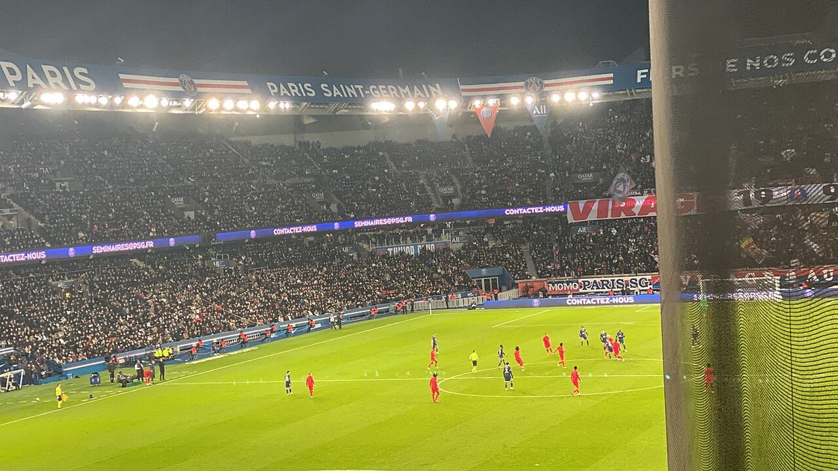 Tribunele stadionului Parc des Princes în timpul unui meci al PSG