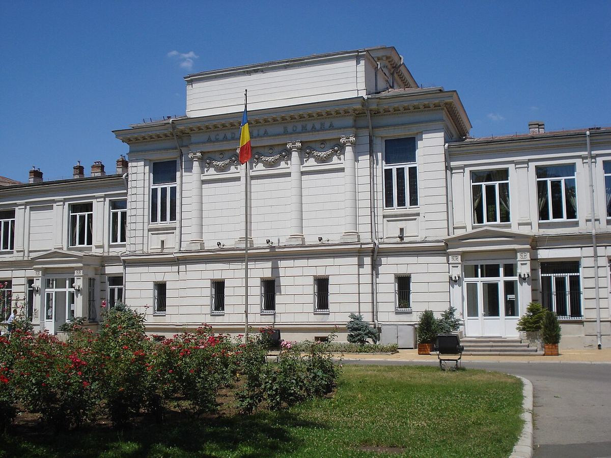 Clădirea Academiei Române, fotografiată din exterior.