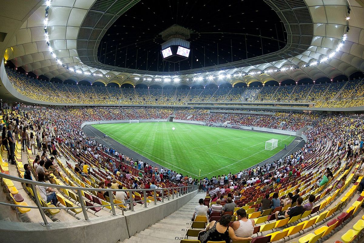 Vedere a Arenei Naționale din București, cu terenul de fotbal și tribunele pline de spectatori.
