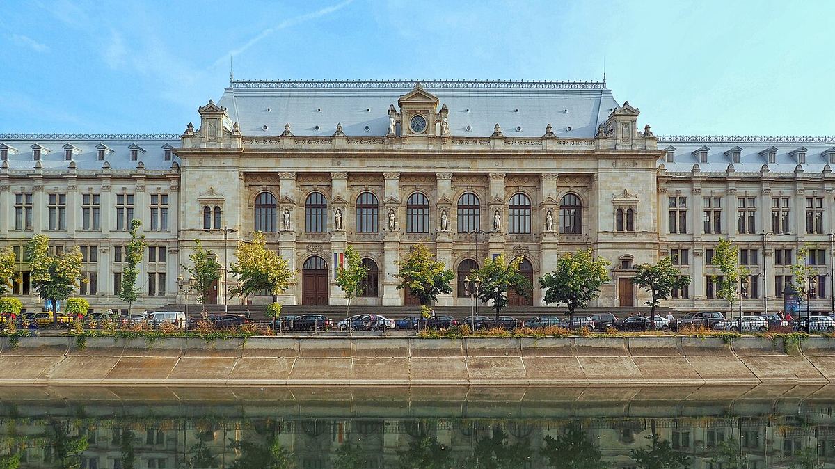 Fațada Palatului de Justiție din București, pe malul Dâmboviței, în timpul zilei.