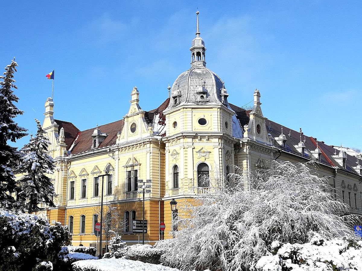 Clădirea Primăriei Brașov, construită în 1898 ca Palatul Finanțelor, fotografiată din exterior.