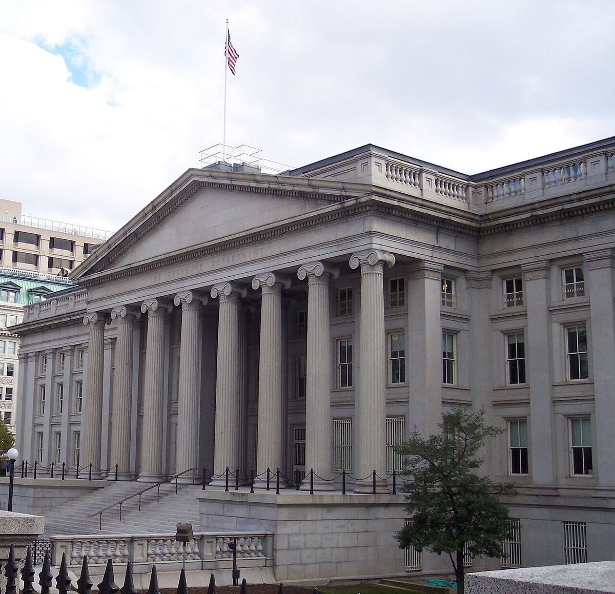 Clădirea Trezoreriei SUA din Washington D.C., fotografiată din exterior, cu fațada clasică de piatră albă.
