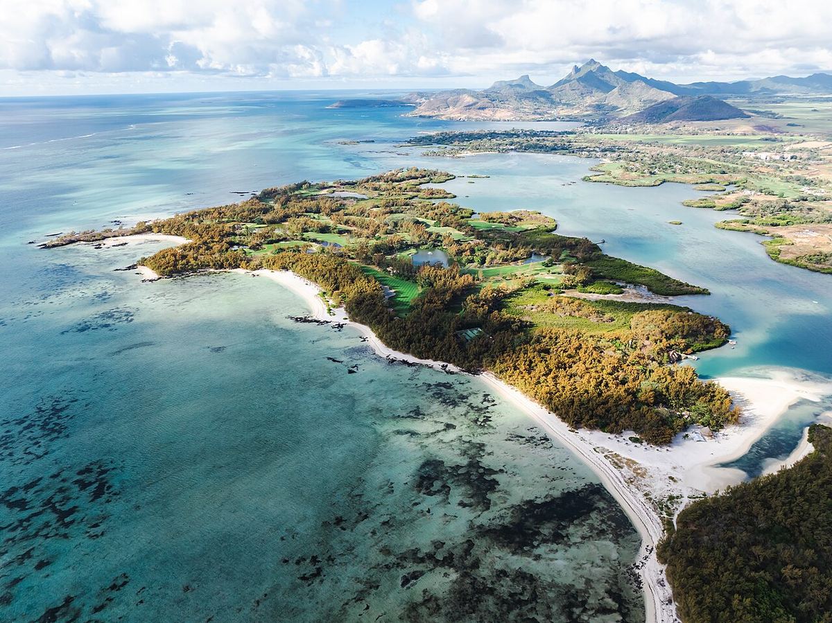 Vedere a insulei Île aux Cerfs din Mauritius.