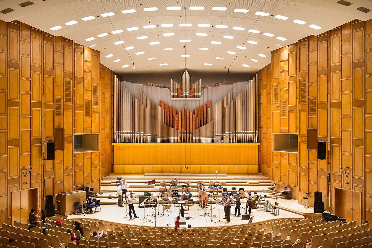 Fotografie a Sălii Radio Mihail Jora din București, locul concertului Orchestrei Naționale Radio.