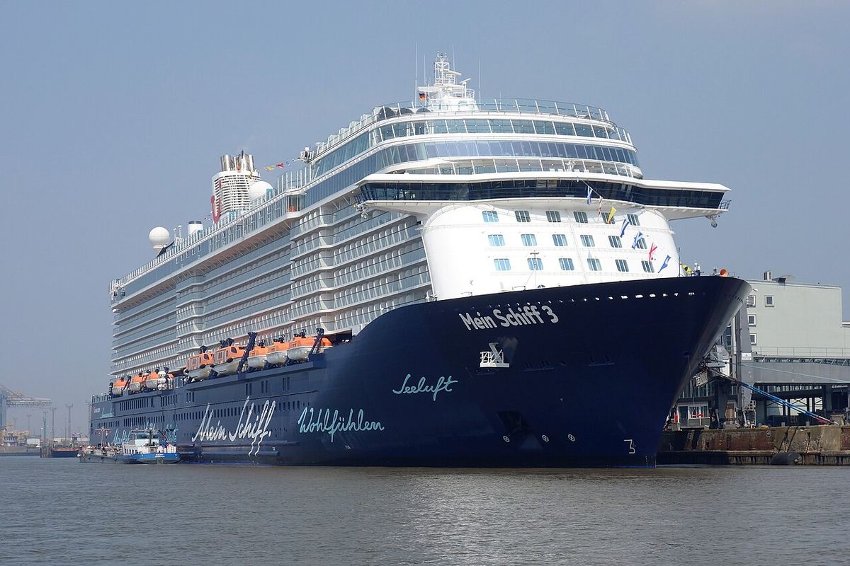Nava de croazieră Mein Schiff 3 andocată la Columbus Cruise Center din Bremerhaven, Germania.