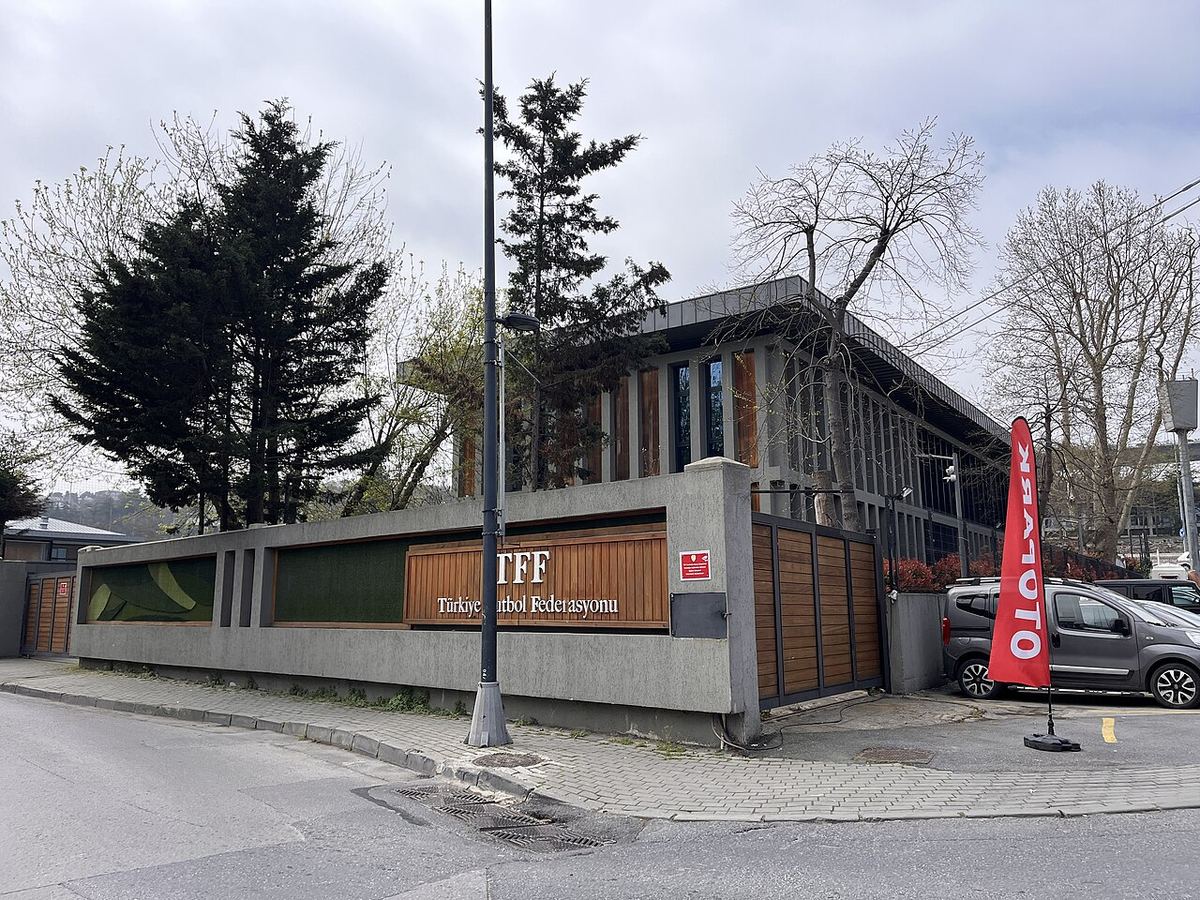 Sediul Federației Turce de Fotbal din Üsküdar, cu logo-ul TFF pe gardul din față.