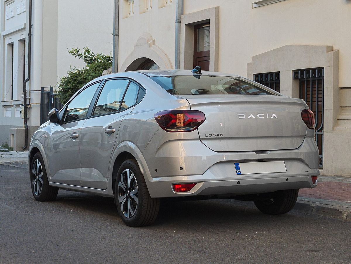 Spatele unui Dacia Logan argintiu, model 2023, parcat pe o stradă (fotografie de arhivă).