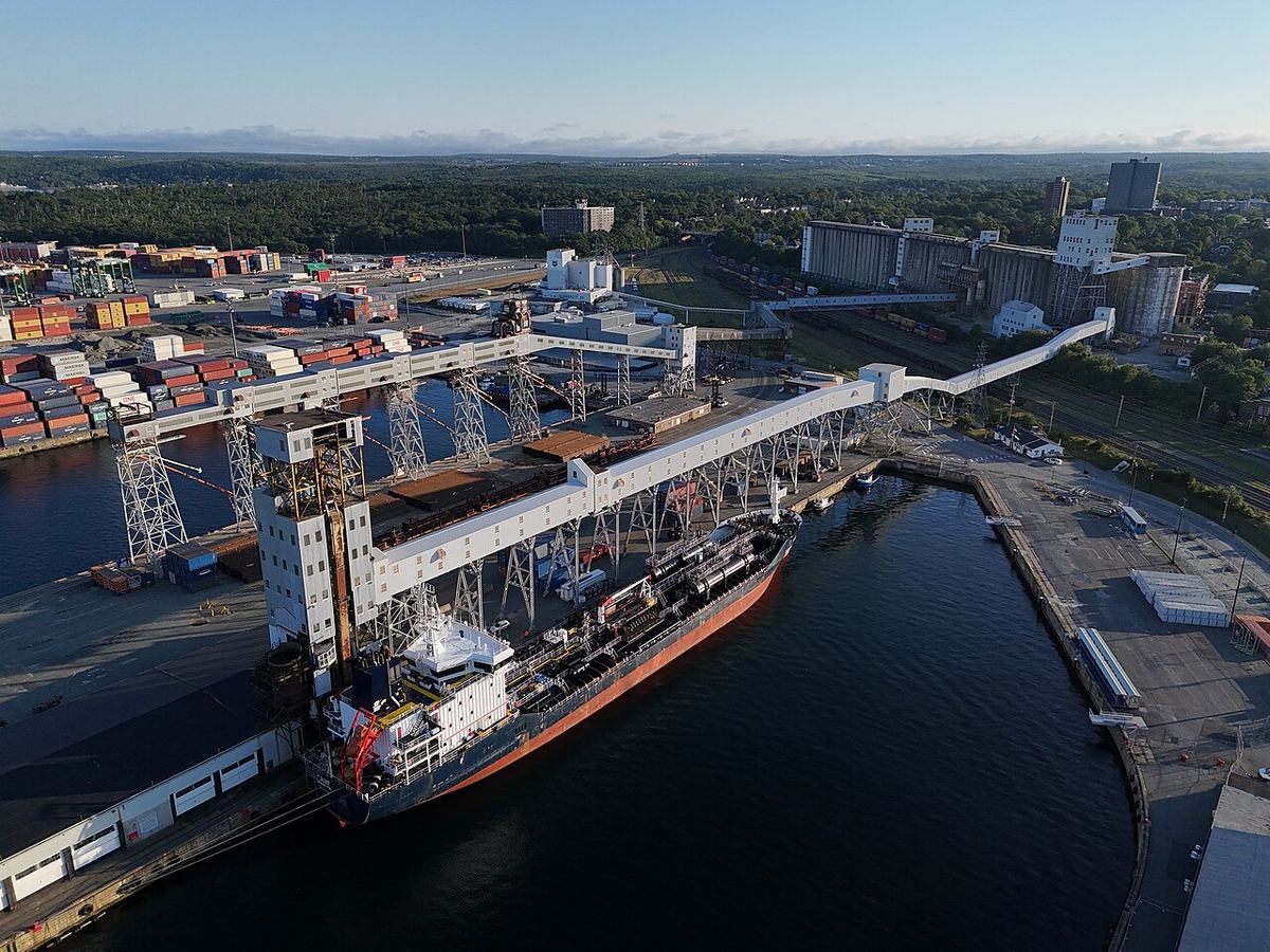 Un cargou de transport de cereale încărcând la un siloz portuar, în Halifax, Nova Scotia, Canada.