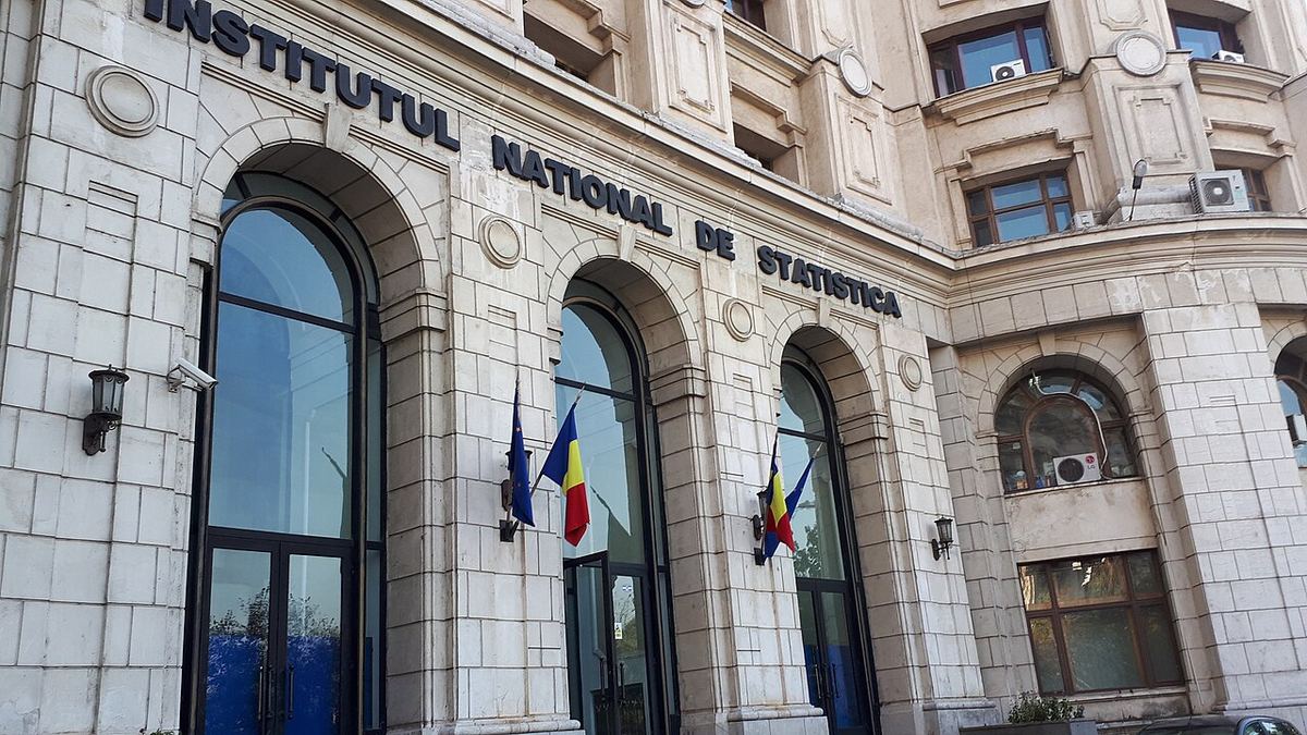 Intrarea în Institutul Național de Statistică, cu steagurile României și UE