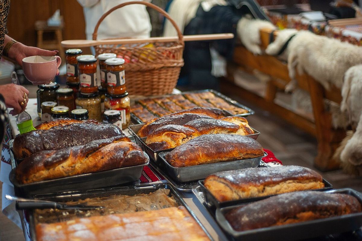 Localnici pregătesc panettone tradițional, produs local, în România.