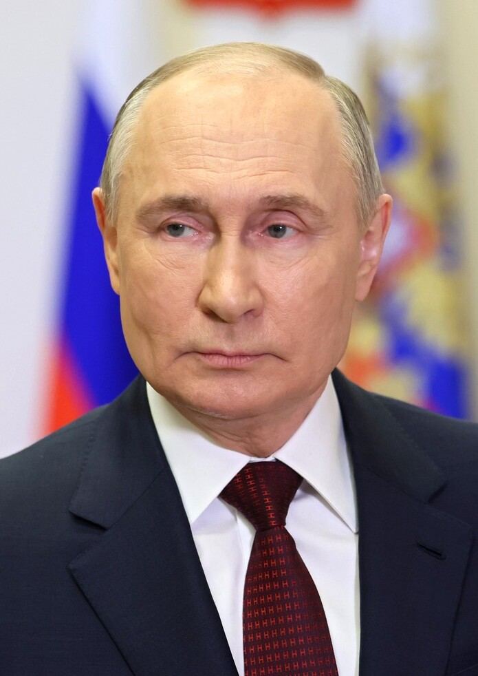 Vladimir Putin, președintele Rusiei, într-o fotografie de arhivă dintr-un discurs video din martie 2024, în fața drapelului Rusiei.