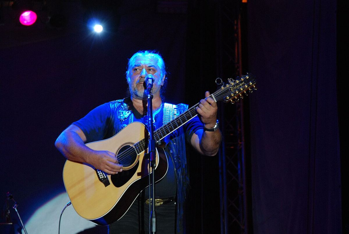 Nicolae Covaci cântând la un concert al formației Phoenix, la Șimleu Silvaniei, în 2007.