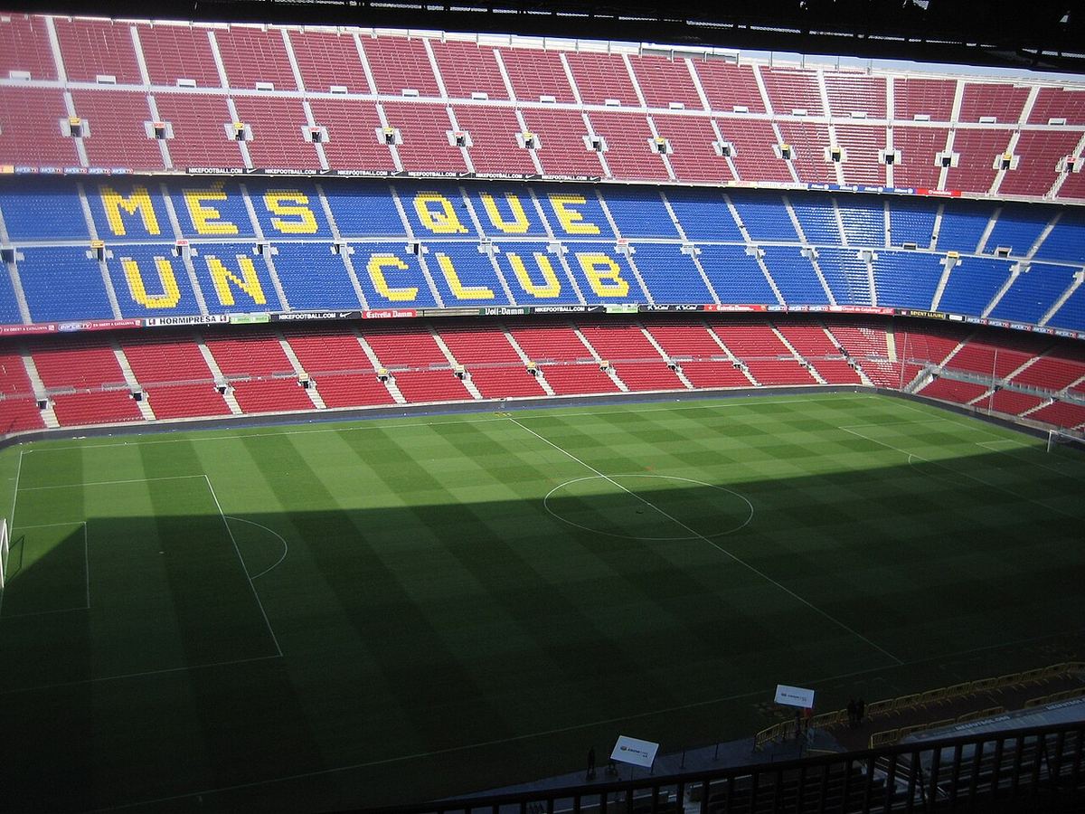 Stadionul Camp Nou al FC Barcelona, cu inscripția „Més que un club” în tribună