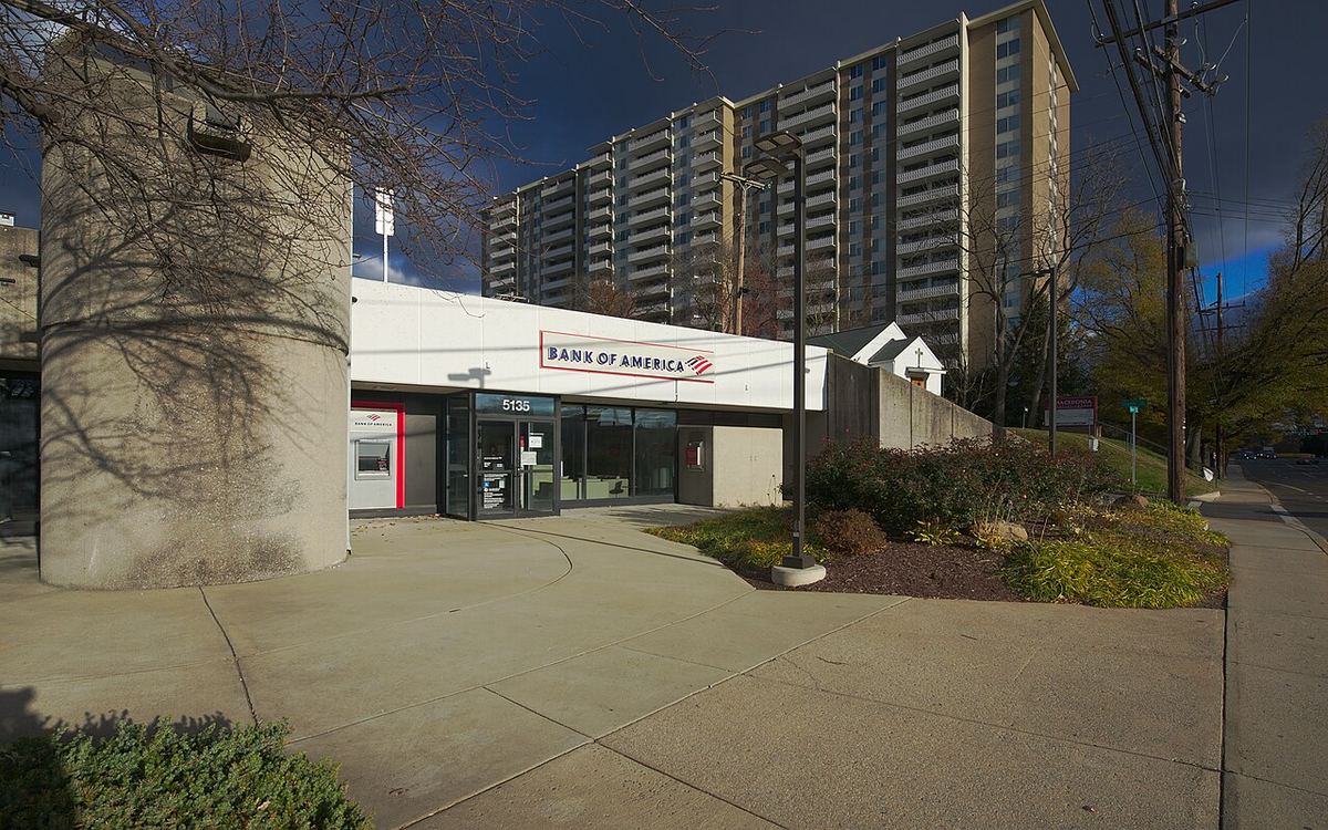 Clădirea Bank of America din zona Westbard, Bethesda, Maryland, cu arhitectură brutalistă.