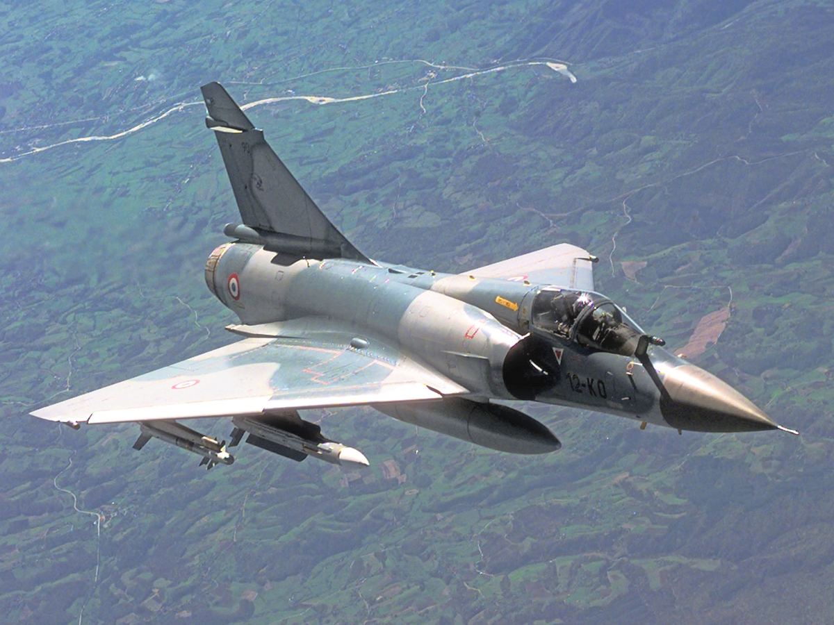 Un avion de luptă Mirage 2000C al Forțelor Aeriene Franceze se desprinde în zbor după realimentarea în aer de la un avion-cisternă.