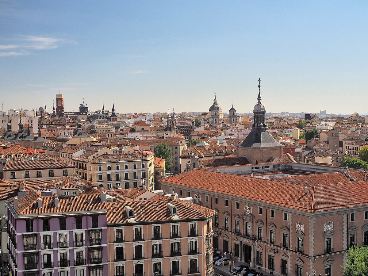 Vedere panoramică a clădirilor rezidențiale cu balcoane și acoperișuri de țiglă din Madrid, Spania.