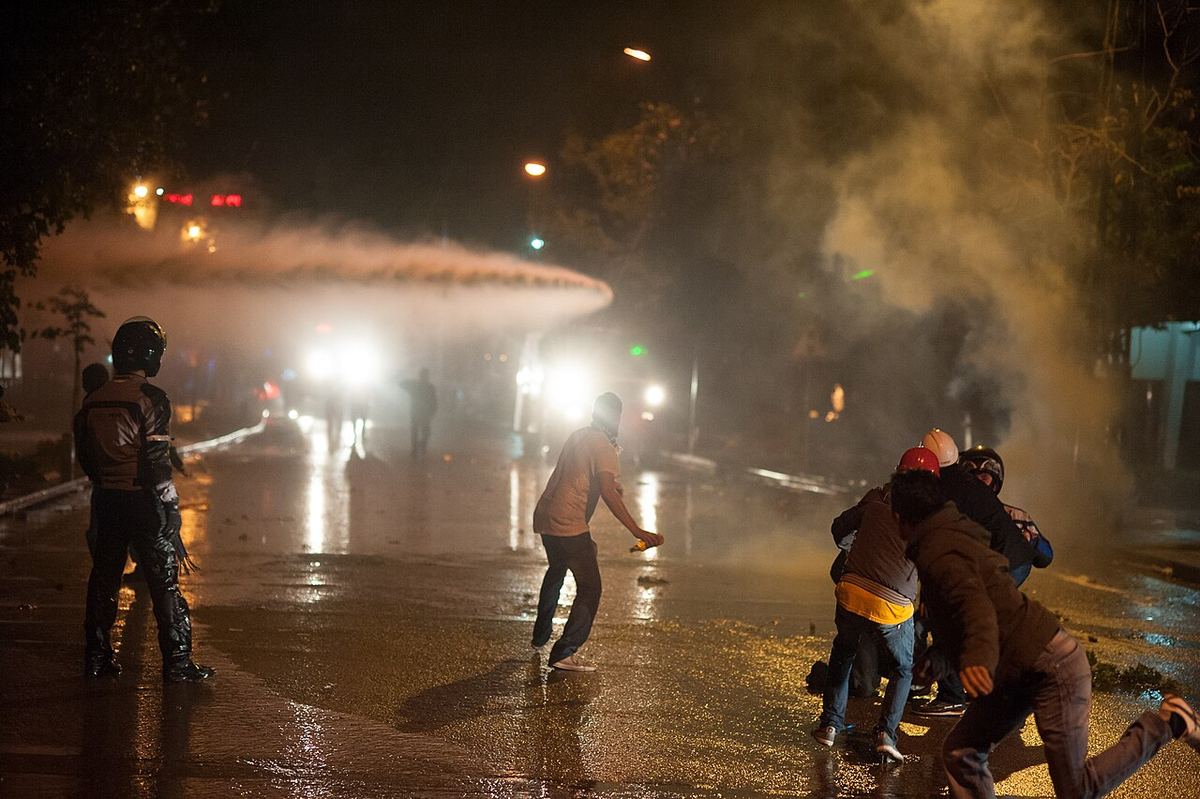 Ciocniri între manifestanți și poliție, cu aplicarea de gaze lacrimogene, în timpul unor proteste.